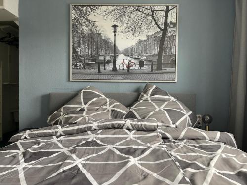 1 cama en un dormitorio con una foto en la pared en 5 Sterne Monteurwohnung, Ferienwohnung, mit Wallbox TOP Möbliert, en Greven