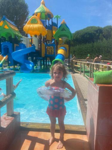 a little girl standing in a pool at a water park at 3 MINUTI A PIEDI DAL MARE parking & wifi included FIUMARETTA , in Fiumaretta di Ameglia