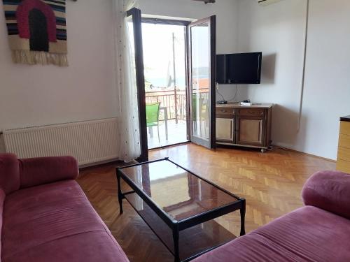 Μια τηλεόραση ή/και κέντρο ψυχαγωγίας στο Summer 4