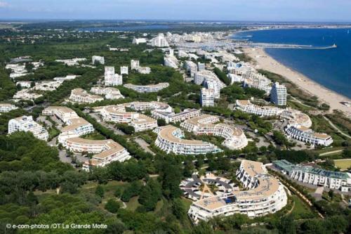 an aerial view of a resort near the beach at Superbe studio au calme à 8mn de la plage in La Grande-Motte