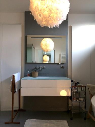 W łazience znajduje się umywalka i lustro. w obiekcie Grande chambre + chambre d'appoint w mieście Ronchin