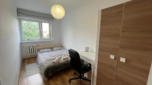 sypialnia z biurkiem, łóżkiem i krzesłem w obiekcie Cozy room - nice view w Warszawie