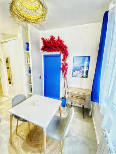 Un lugar para sentarse en Le Santorini - centre ville & terrasse privée