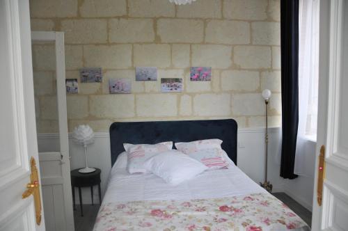 Tempat tidur dalam kamar di LA Terrasse façon Giverny - GITE 2 personnes -