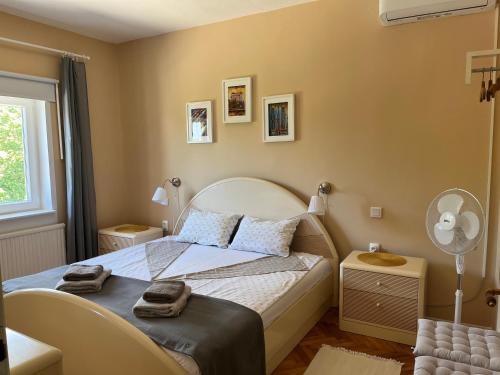 1 dormitorio con 1 cama con toallas en Villa Anne A lovely place in the mountains, en Brest