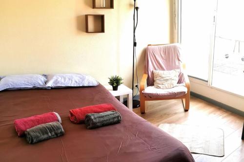 um quarto com uma cama com duas almofadas em Superbe 3 pièces (2 chambres et salon) + Terrasse 50 m² 6 minutes du centre ville em Bordeaux