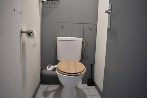 um WC com assento de madeira na casa de banho em Superbe 3 pièces (2 chambres et salon) + Terrasse 50 m² 6 minutes du centre ville em Bordeaux