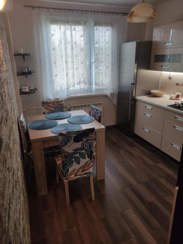 una cocina con una mesa con placas azules. en Mieszkanie 50M, en Rymanów-Zdrój