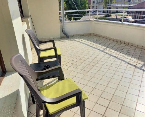 2 sillas y una mesa en el balcón en Bonem 4 apartman Gradiška en Bosanska Gradiška