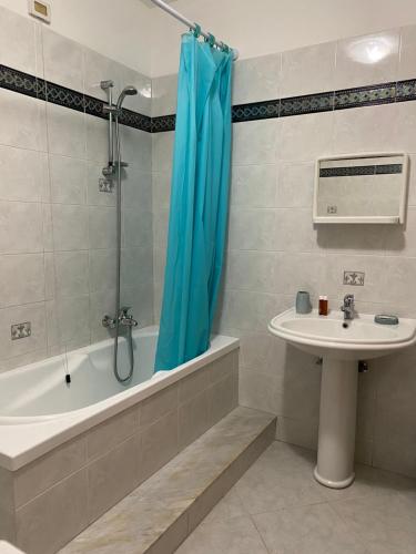 La salle de bains est pourvue d'une baignoire, d'un lavabo et d'une douche. dans l'établissement [la terrazza del sole], à Menfi