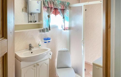Koupelna v ubytování Nice Home In Bjllebck With Wifi