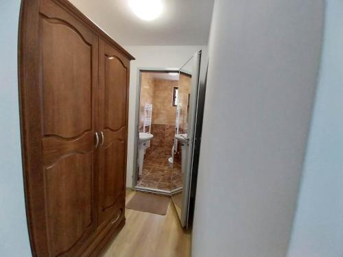 łazienka z drewnianą szafką i lustrem w obiekcie Kъща за гости Демария w mieście Kopriwsztica