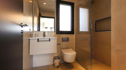 La salle de bains est pourvue de toilettes, d'un lavabo et d'une douche. dans l'établissement La casa del sol villa de luxe, à Ciudad Quesada