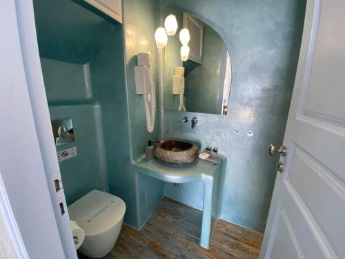 イメロヴィグリにあるヘリアデス アパートメンツのバスルーム(洗面台、トイレ付)