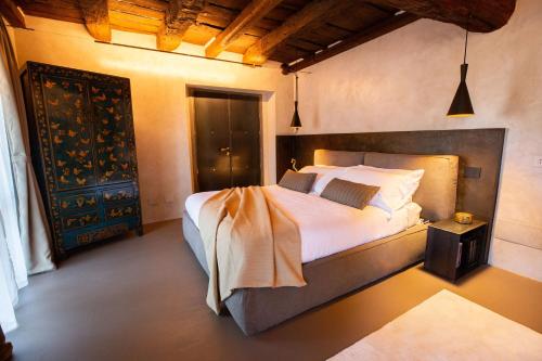 a bedroom with a large bed in a room at Pietralago, Casa con vista sul Lago in Blevio