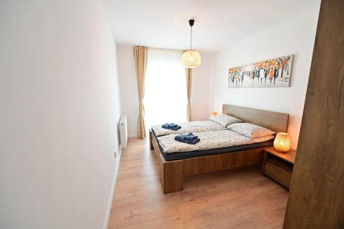 Un dormitorio pequeño con una cama en una habitación. en Spacious and comfy in Sibiu, en Sibiu