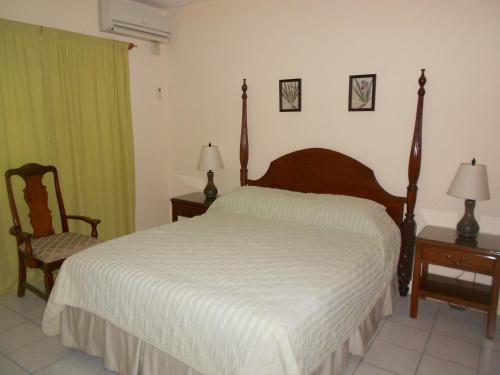 Кровать или кровати в номере Pipers Cove Resort