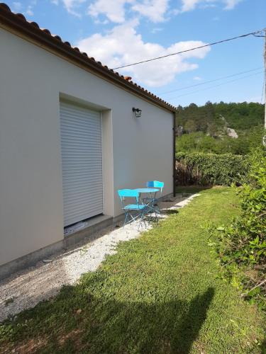 a picnic table in a yard next to a building at Petite maison de campagne in Calamane