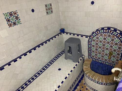 La salle de bains est pourvue de toilettes et de carrelage en mosaïque. dans l'établissement Dar l'alhambra, à Tanger