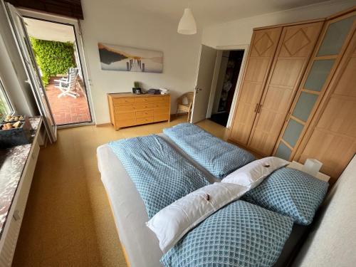 1 dormitorio con 2 camas y vestidor en Ferienwohnung "An der alten Mühle" 2 Schlafzimmer, Südbalkon, Gartenterrasse & Wallbox, 100 qm, en Bad Bentheim