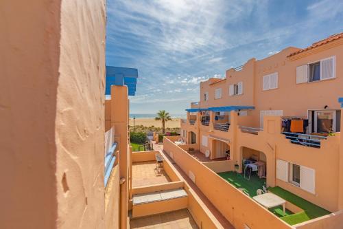 Beachfront, pool, terrace, garage & fibre internet