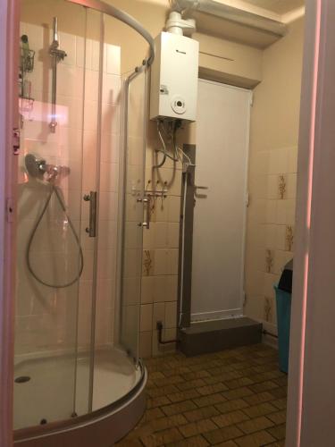 een douche in een badkamer met een glazen douchecabine bij Cozy studio in Hasselt in Hasselt