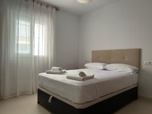 Posteľ alebo postele v izbe v ubytovaní Garden Teatinos, apartamento con piscina, aparcamiento y AC