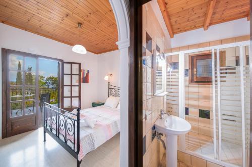 Katil atau katil-katil dalam bilik di villa camross