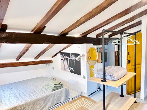 um quarto com uma cama e uma secretária em Loft buhardilla en perfecta ubicación em Santander