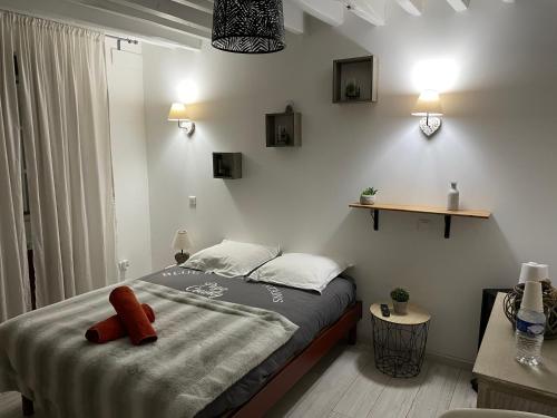 מיטה או מיטות בחדר ב-Le Regrimet avec parking gratuit et privé