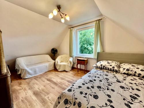 um quarto com uma cama e uma janela em Fantastyczny domek 5-min od jeziora Łukcze em Rogoźno