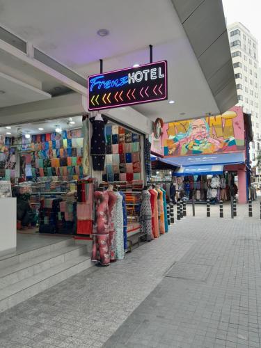 una tienda en un centro comercial con una gran cantidad de mercancía en Frenz Hotel Kuala Lumpur, en Kuala Lumpur