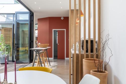 a living room with red walls and yellow chairs at Maison-Loft de standing autour de son patio in Vannes