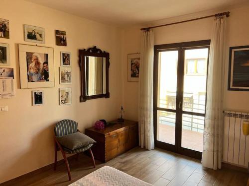 a bedroom with a door and a chair and a window at Appartamento Altopascio sulla Francigena in Spianate