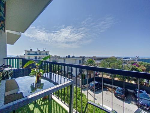 un balcon avec vue sur un parking dans l'établissement *Confort, Vue Mer et Détente*, à Nice