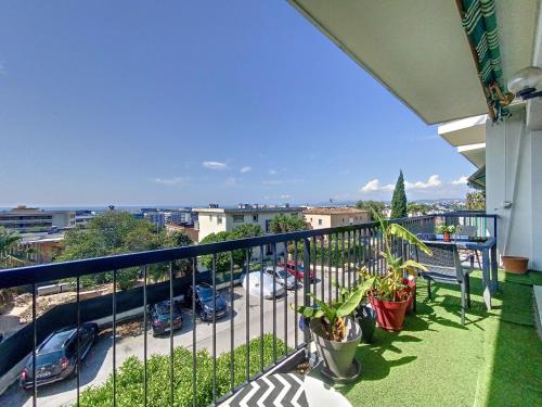 un balcon avec vue sur un parking dans l'établissement *Confort, Vue Mer et Détente*, à Nice