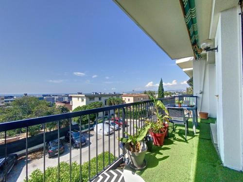 un balcon avec vue sur un parking dans l'établissement *Confort, Vue Mer et Détente*, à Nice