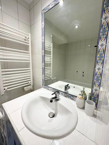 une salle de bain avec un lavabo et un miroir dans l'établissement 1 BEDROOM Plein centre JUAN LES PINS, à Antibes