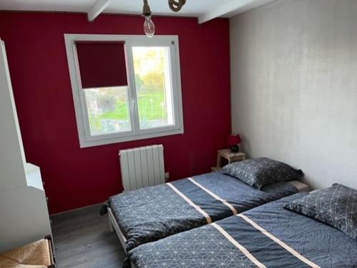 1 dormitorio con 2 camas y ventana en Langeais - Gîte des Culeveaux, en Langeais