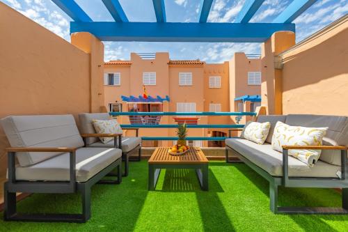 Beachfront, pool, terrace, garage & fibre internet