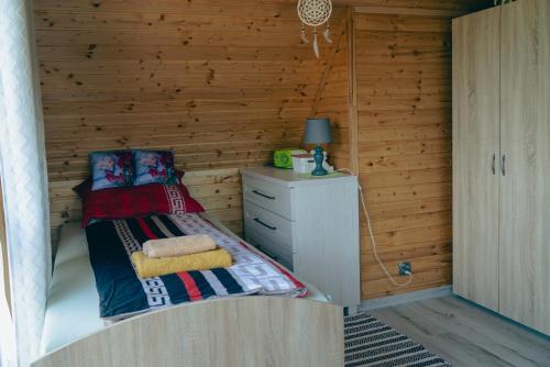 Ένα ή περισσότερα κρεβάτια σε δωμάτιο στο Romantyczny Domek