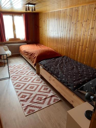 Una habitación con una cama y una alfombra en una sauna en Chesa Prema Ferienwohnung en Cavardiras