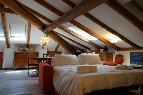 una camera da letto con un grande letto in mansarda di Appartamento Les Cimes a Bardonecchia