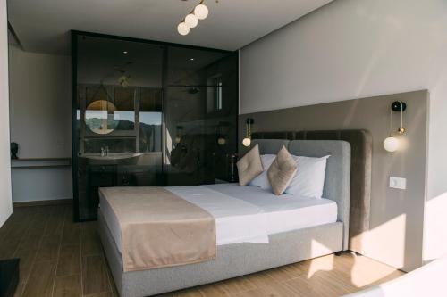 - une chambre avec un grand lit et une salle de bains dans l'établissement Apartments Casa Mia, à Ulcinj