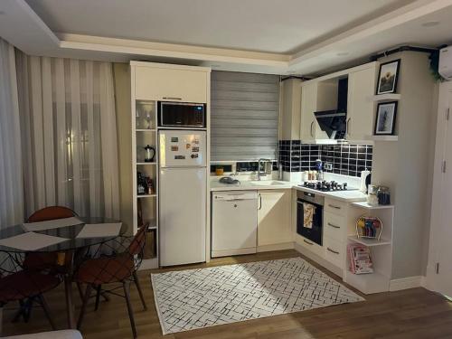 Een keuken of kitchenette bij Modern Apartment next to Oldtown