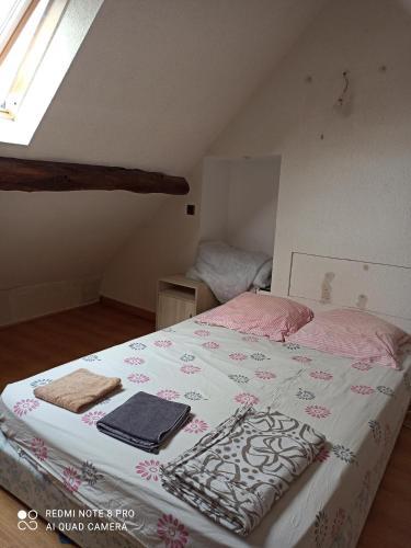 - une chambre dotée d'un lit avec des draps roses et blancs dans l'établissement La campagne vallée de Chevreuse à 35 KM de Paris, à Fontenay-lès-Briis