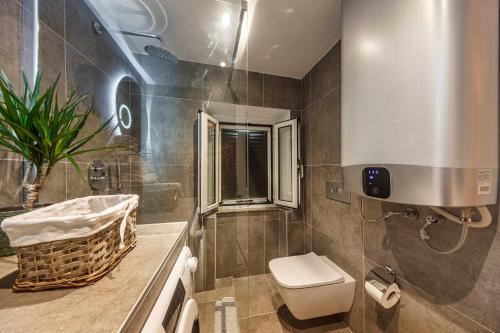 La salle de bains est pourvue de toilettes et d'un lavabo. dans l'établissement Trinity Apartment, à Anemómylos