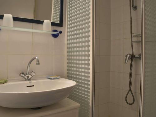 une salle de bain avec un lavabo et une douche dans l'établissement Studio cabine avec piscine, parking, terrasse et accès direct plage - Saint-Cyprien - FR-1-225D-23, à Saint Cyprien Plage