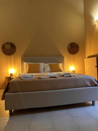 ein Schlafzimmer mit einem großen Bett mit zwei Lampen in der Unterkunft Zephir Suite in Brindisi