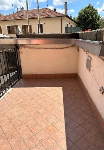 an empty patio with a fence and a building at LB Guest House in Tagliacozzo